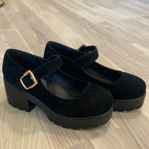 Svarta Mary Jane skor - Skorna är i storlek 36,5 men passar ungefär som en 37:a, klacken är 7,6cm hög. Äkta Koi, aldrig använda, kostar ca 750kr nypris, är inköpta för lite mer än ett halvår. Säljer då jag aldrig dras till dem i garderoben och därav används dem inte :(