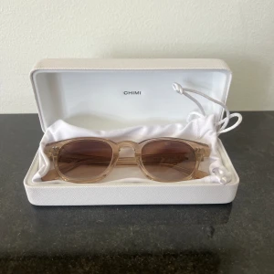 Chimi 01 Ecru - Hej! Säljer nu mina oanvända Chimi 01, i färgen ecru vilket motsvarar ljusbeige. De är otroligt snygga och passar till allt möjligt! Nypris 1300kr. Några frågor eller funderingar bara o höra av sig!