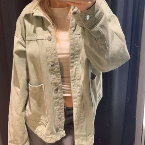 Jeansjacka  - Grön jeansjacka från zara. 
