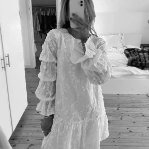 Klänning NAKD - Säljer denna superfina klänningen från NAKD som är perfekt till studenten. Helt slutsåld på hemsidan🫶🏼helt ny med lappar kvar