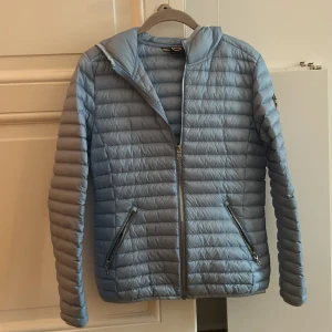 Ljus blå Colmar jacka! - Säljer min fina jacka från Colmar! Perfekt nu till vår/sommaren. Aldrig använd då den är för stor så den är i topp skick. I storlek 14/16 år