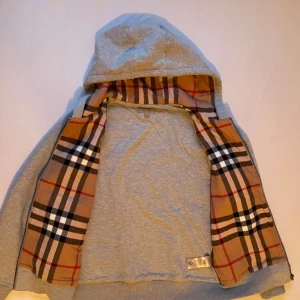 Burberry hoodie - Säljer en riktigt fin burberry hoodie i riktigt bra skick och man får med alla tags dock inget kvitto för köpte av en reseller på blocket helt ny