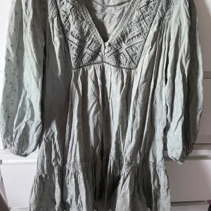 Grön klänning  - Grön klänning från zara. Skriv för fler bilder. 