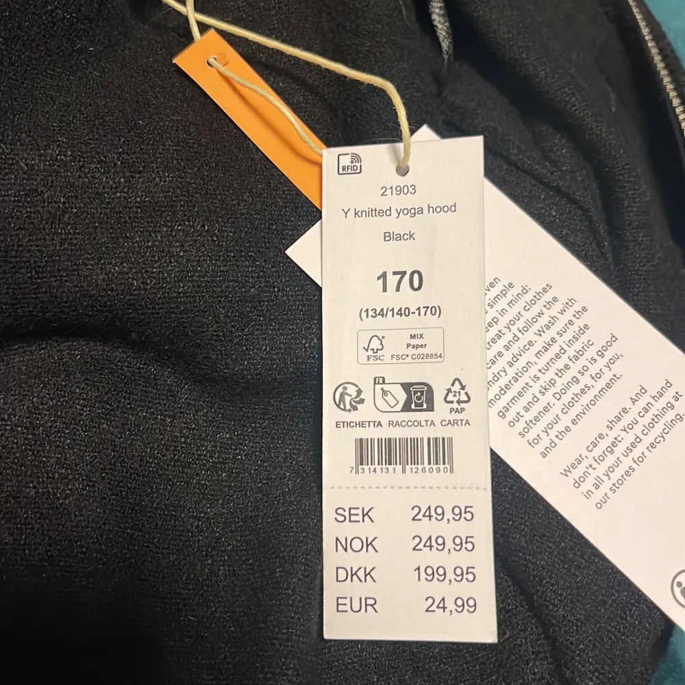 Säljer denna slutsålda fleece tröja från Gina trico strl 170 som en xs. Helt ny med prislappar! . Hoodies.