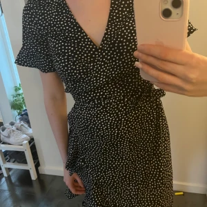 Prickig klänning - Super fin kort prickig klänning från vero Moda