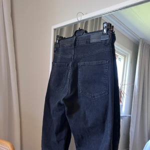 Svarta Jeans - Jeans från Gina Tricot. Storlek 38.  200:-. 