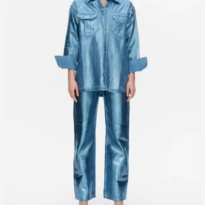 Jeans set från Lis Bonne - Snyggt jeans set från Lis Bonne i storlek 36/s Byxor: 36 Jacka: S Använd 2/3 ggr Nypris: 2640