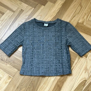 Top - Grå crop top från Gina tricot, stl S. 