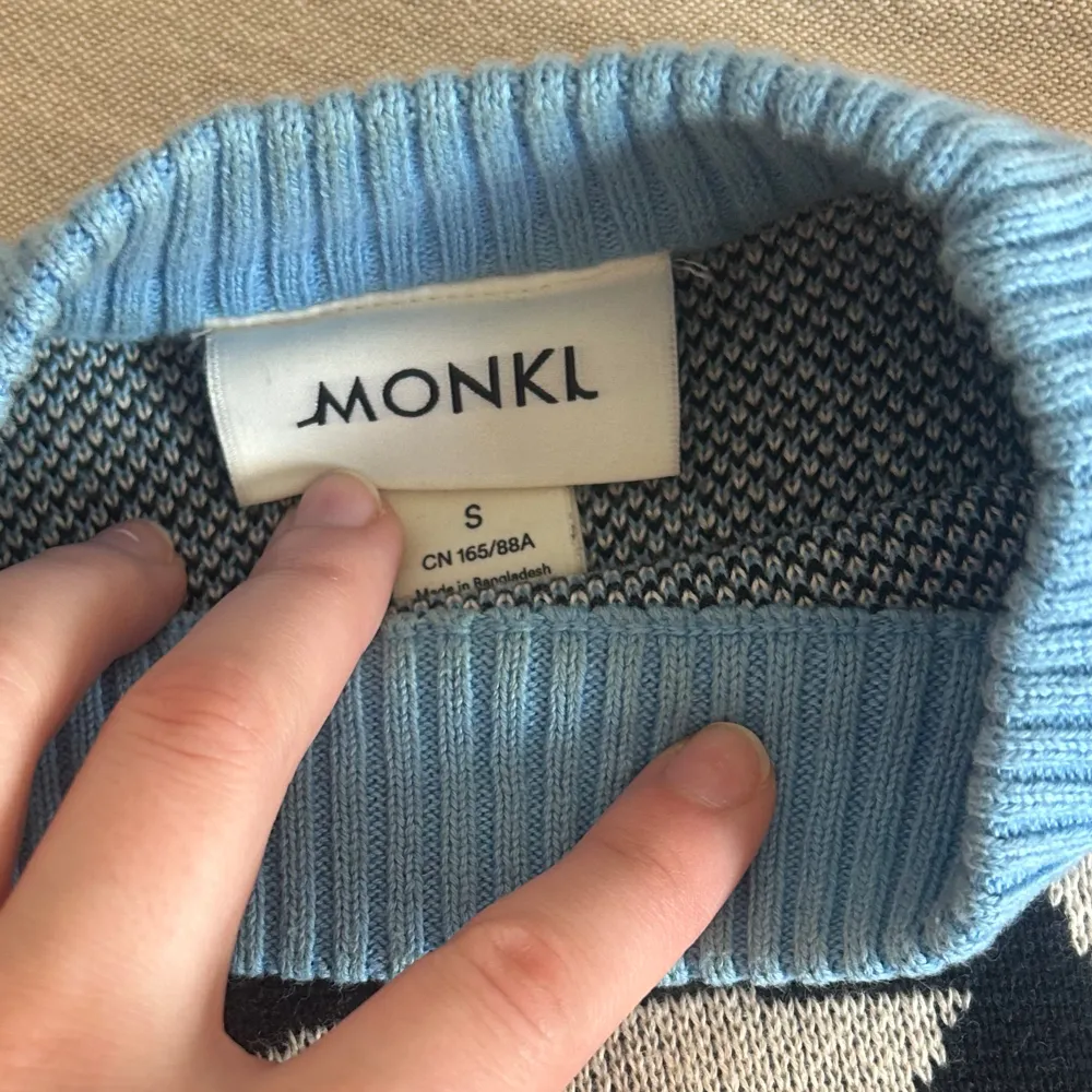Jättefin stickad croppad tröja från Monki, endast använd ett fåtal gånger, nyskick . Stickat.