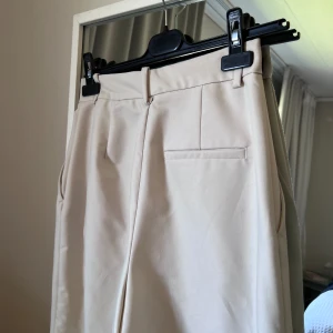 Kostymbyxa - Ljust beiga kostymbyxor från Zara. Uppsydda, men använda ett fåtal gånger.  Storlek XS.  250:-. 