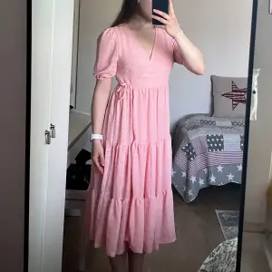 Fin pastell-rosa klänning från Monki.  Köpte storlek 34 men är själv 36-38 då man kan justera banden (hur tajt den sitter i midjan). Säljer på grund av att den inte används längre. 