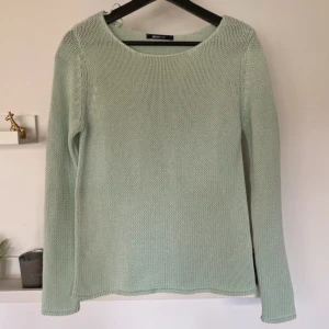 Tröja - Knappar baktill som detalj 