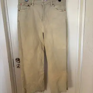 Gula jeans, de ser mycket skitigare ut än de är. Jeansen i sista bilden är gröna med samma modell och storlek så samma passform.