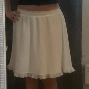 En jätte fin vit kjol som är perfekt till sommaren❤️