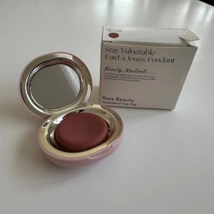 Rare Beauty Stay Vulnerable Blush - Säljer denna blush från Rare Beauty i färgen Nearly Neutral. Använd ett fåtal gånger🩷 Nypris: 389kr