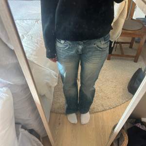 Skitcoola lågbidjade Lee jeans med revär på vardera sida! Inte kommit till användning så dem är lite stora på mig, brukar ha 36. Jag är 169 och dem passar mig bra i längden. Skriv för frågor💕💕