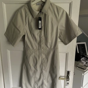 WEEKDAY KLÄNNING - Säljer denna superfina klänning från weekday i storlek S  och går nästan ned till knäna💝Den har prislappen kvar så den är helt ny! Klänningen är väldigt ljust grå så nästan vit. Jag är 169 som referens!  Skriv för frågor eller fler bilder👍🏻