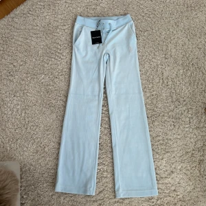Blå Juicy Couture  - Nya blå Juicy Couture byxor med diamantdetaljer bak! Storlek Xs med passar även S! 1200kr