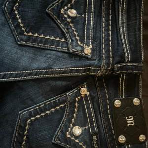 Intressekoll på dessa lågmidjade jeans, bara höra av sig för mer information 🙏🏾 Pris kan diskuteras 