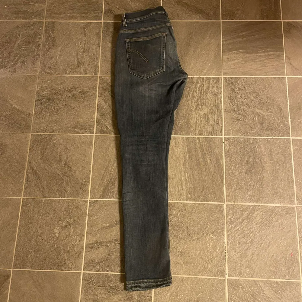 Tja! Säljer ett par feta dondup jeans. Storleken på jeansen är 32. Vid minsta fundering är de bara o skriva🙌. Jeans & Byxor.
