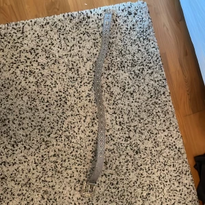 BB simon bälte - säljer ett BB Simon bälte då jag inte har någon användning för det  OBS: inte äkta