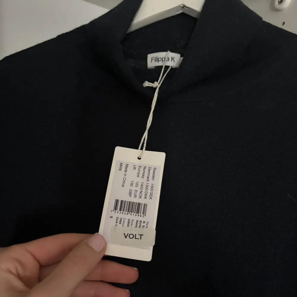 Säljer denna superfina tröjan från Filippa K som är i ull & Kashmir, köpt på volt för 1400kr & aldrig använd. Obs detta är en killmodell i storlek S. Den sitter oversized på mig som brukar ha xs!🤍 Köparen står själv för eventuell fraktkostnad!. Tröjor & Koftor.