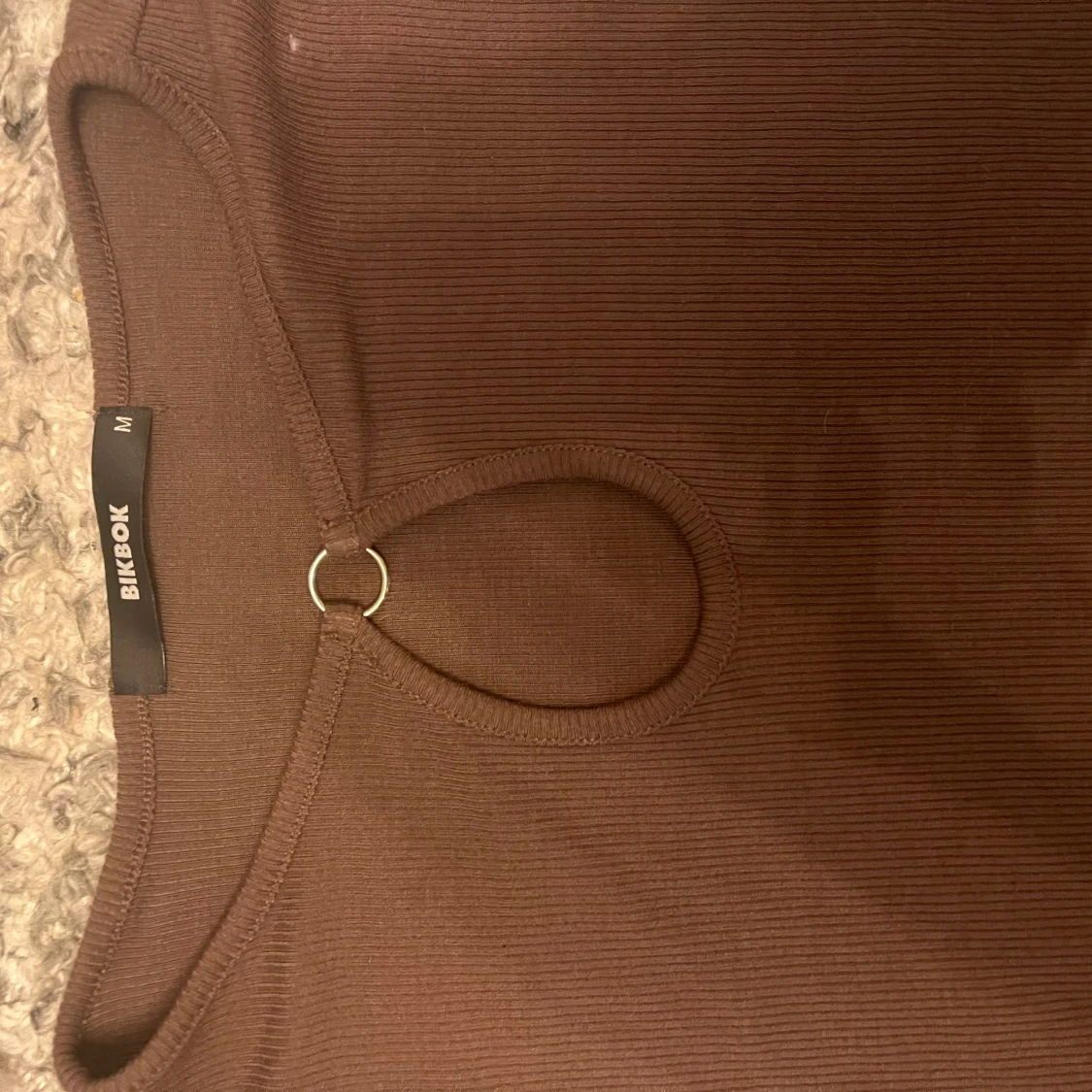 Brun tröja med detalj  - 90