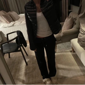 Moncler cardigan - Intressekoll på min fina cardigan från moncler. Storlek S och jättefint skick! Självklart äkta, bild på qr kod på sista bilden. 🥰 Skriv först innan ni köper!