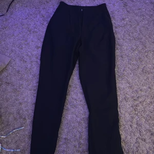 Kostymbyxor - Oanvända. Lite stora i storlek men fina till vardags och finare tillfälle.