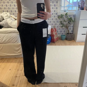 Zara kostymbyxor - Kostymbyxor från Zara med låg-medelhög midja. Bilderna är från när de var nyköpta, men lappen är tyvärr borta nu. Väldigt sparsamt använda så superbra skick! 