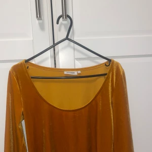 Gul och guld  -  Jättefint och skönt och Bekväm till fest och vardagen tipsar starkt att du ska köpa det och ha på dig på dina fina dagar