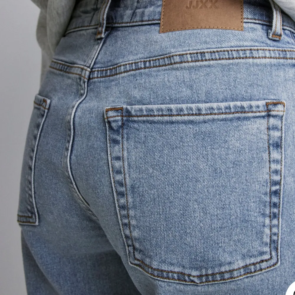 Fina och bekväma ljusblåa jeans. Väldigt smickrande och lågmidjade. Knappt använda. Originalpris: 499. Säljes för: 199. Pris kan diskuteras . Jeans & Byxor.