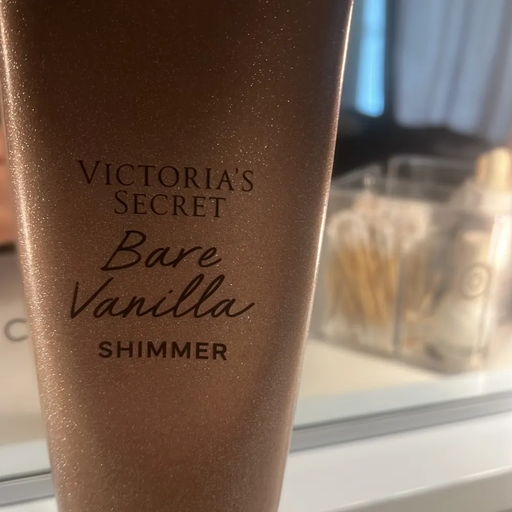 En Victoria’s Secret Lotion som jag inte använder. Den doftar väldigt gott. Mycket vanilj. Det är en Shimmer då den glittrar. Hör dig du är intresserad!💗💗. Accessoarer.