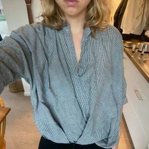 Blus Japan - Hör av dig om du har några frågor! Säljer ut hela garderoben så kolla gärna igenom min profil så kan jag samfrakta, evt ge rabatt!