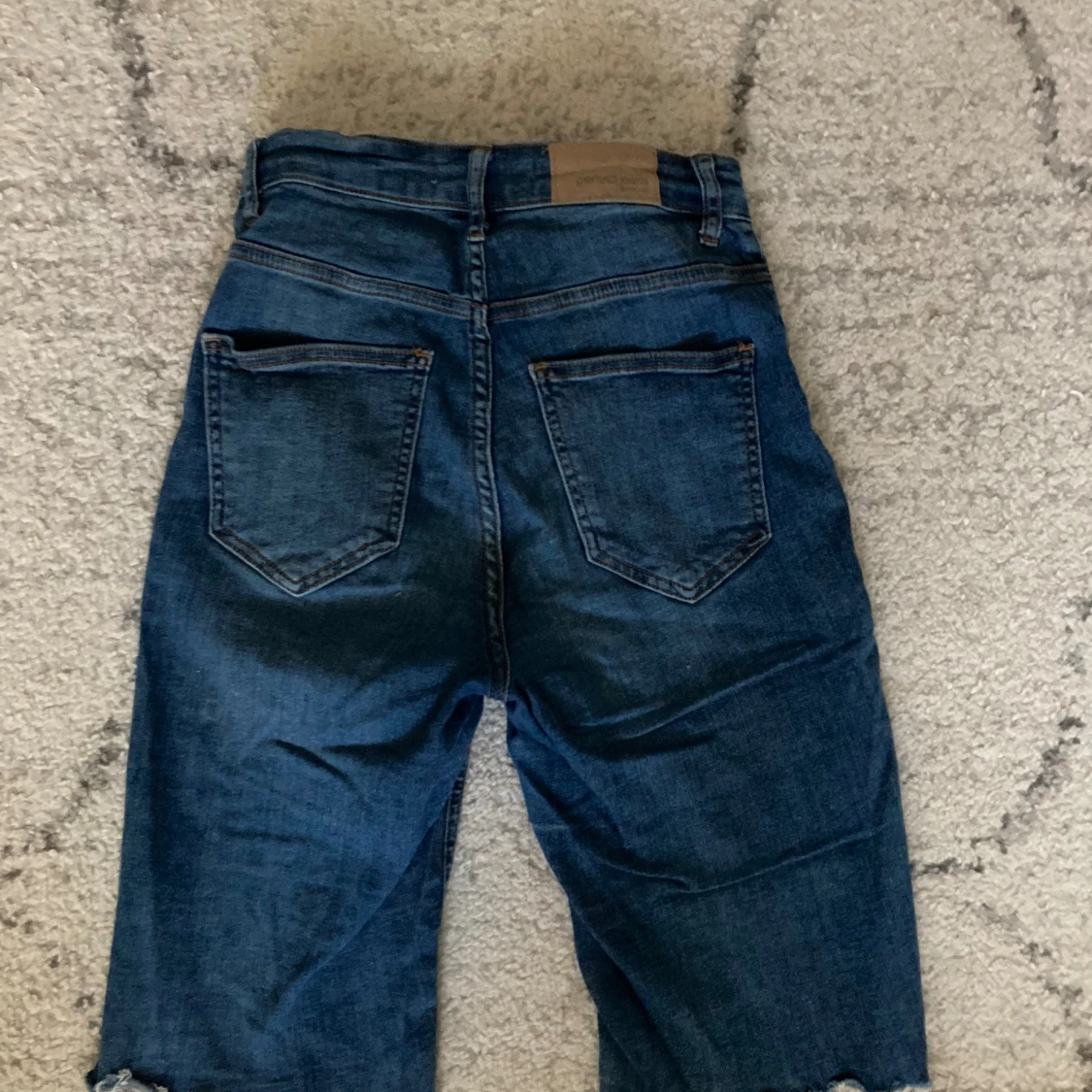 Gina Tricot jeansshorts tighta blå - 90