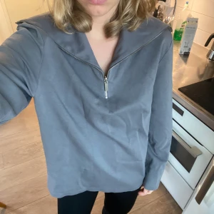Cos Sweatshirt  - Hör av dig om du har några frågor! Säljer ut hela garderoben så kolla gärna igenom min profil så kan jag samfrakta, evt ge rabatt!