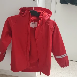 Regnjackor  - Båda använda bara en gång Röda- storlek 134/140 lite tjockare än den lila Lila- storlek 134, en vanlig regn jacka  100kr för en (utan frakt)