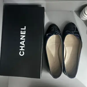 Säljer mina älskade Chanel ballerina skor. Nypris 12000kr, box och äktighetsbevis medföljer ❤️