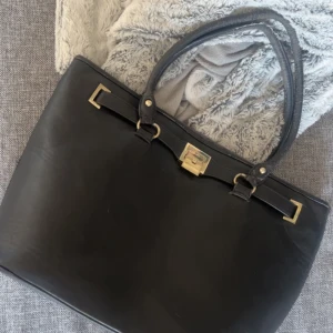 Don donna handväska💕 - säljer då jag köpt en annan väska, ny pris 999 kr, skriv för mer info och bilder💕 pris kan diskuteras då väskan har används en del