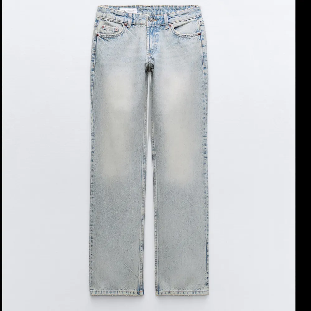Helt nya ljusblåa, lågmidjade jeans från zara. Jeans & Byxor.