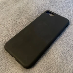 iPhone skal - iPhone skal, det står att det ska passa till både iPhone SE 2020 och nya iPhone SE. Har provat det på min iPhone SE och det passade på den. Aldrig använt det. Säljer fler skal, köper du fler blir det billigare.