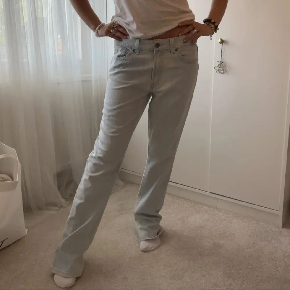 Jeans med snygga tryck på fickorna, står ej storlek i, men jag brukar bära 36. Jeans & Byxor.