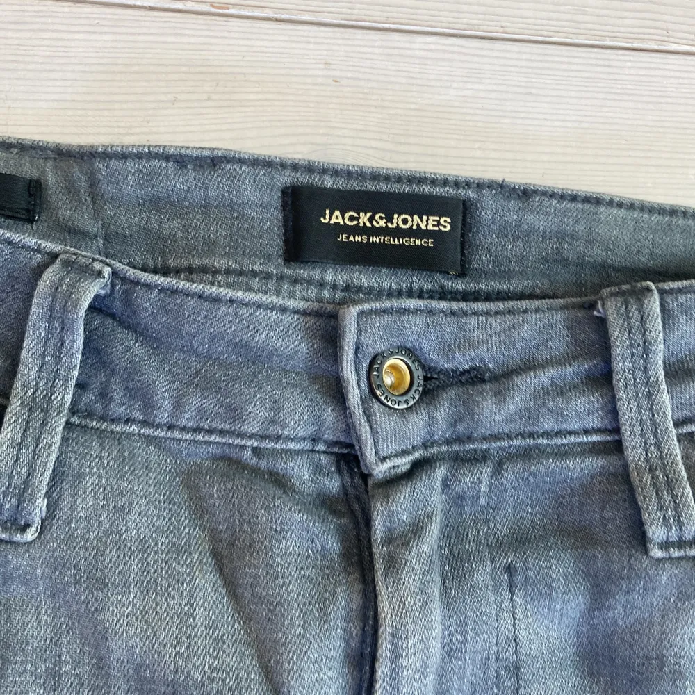 Tjena säljer mina slitnajack and Jones jeans. Riktigt feta jeans. Storlek 29/32. Inga fel o passar skit bra. . Jeans & Byxor.