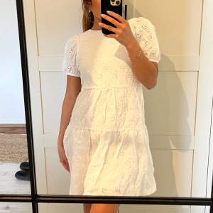 Supersöt klänning från Zara kids i storleken 152🤍 Prislapp kvar och helt oanvänd🤩