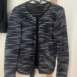 Stickad kofta  - Jag säljer min fina stickad kofta i storlek S🩷