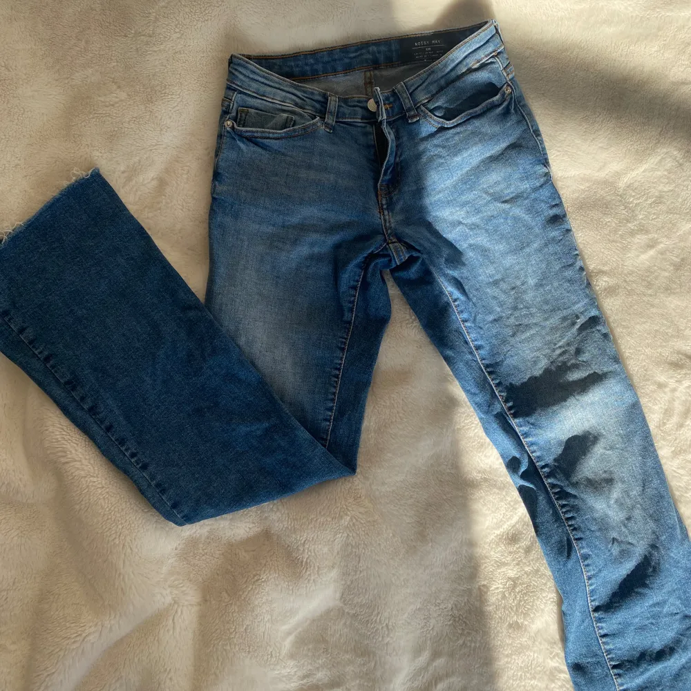  Låg midja bootcut jeans I ny skick 🥰 innerbenslängd: 73cm. Jeans & Byxor.