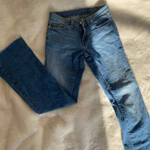  Låg midja bootcut jeans I ny skick 🥰 innerbenslängd: 73cm