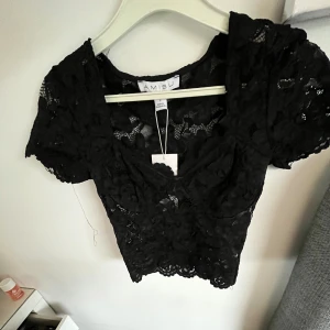 Spets tröja  - Snygg spets tröja aldrig använd 