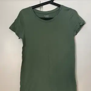 Grön t-shirt från gap, inte nopprig men använd