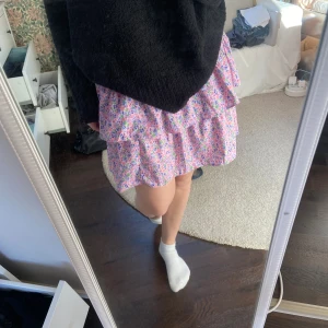 Blommig söt Volangkjol  - Supersnygg kjol i nyskick! Knappt använd. I storlek Medium! Priset kan diskuteras. Perfekt till sommaren🍭 Passar till mycket 💕